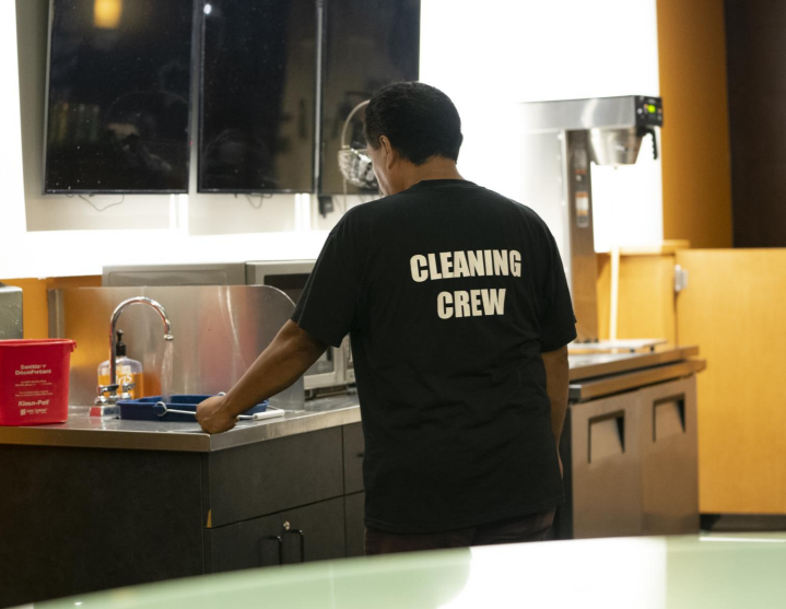 Cleanstart - Professional Move-out Cleaning Services - Employee Ktchen professional move-out cleaning - Employee kitchen